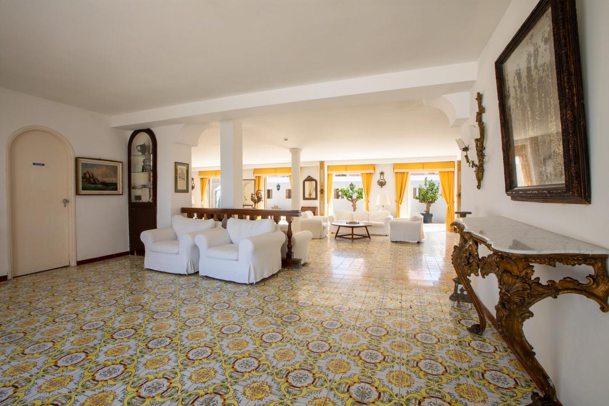 Hotel Torre Dei Borboni 3*