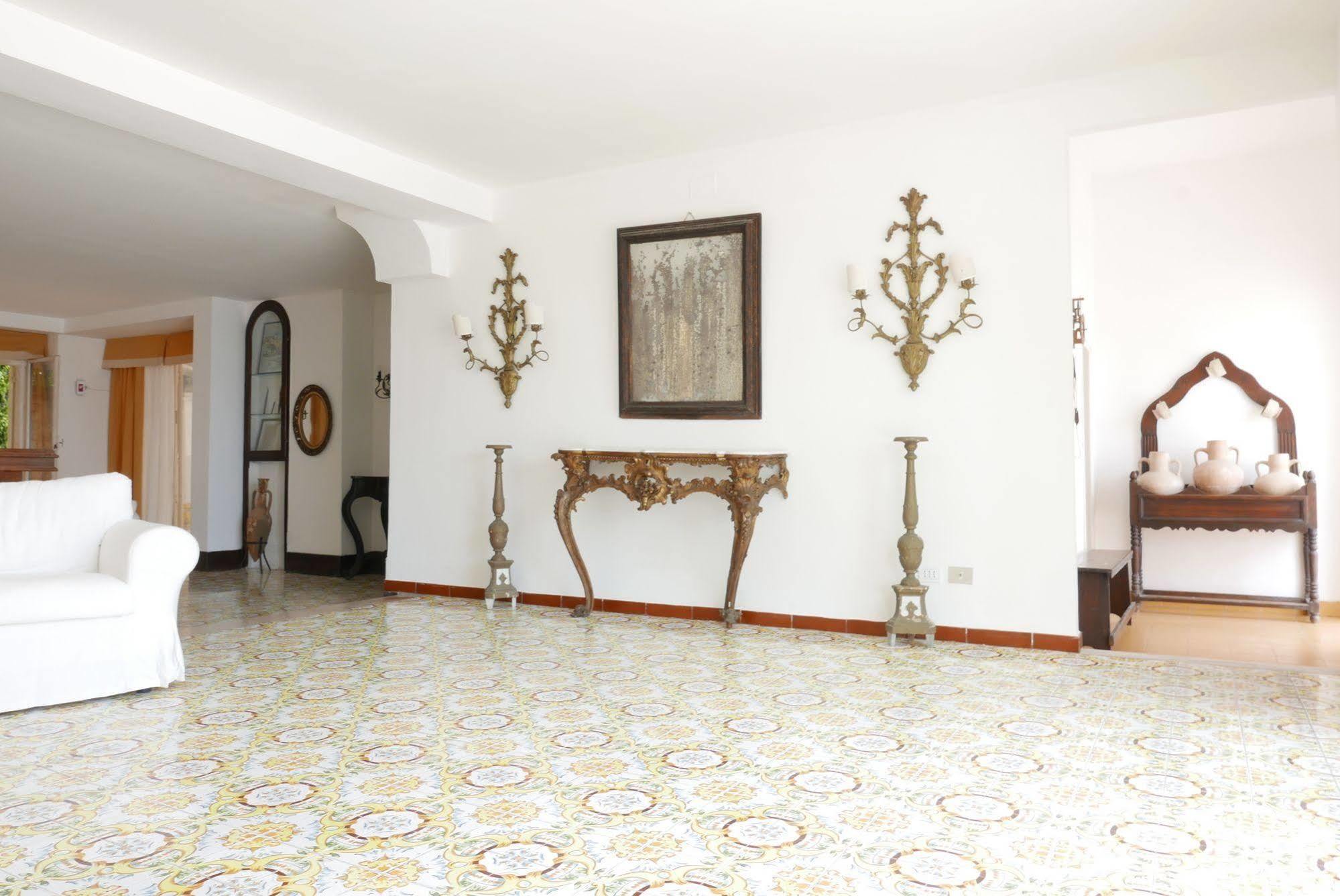 Hotel Torre Dei Borboni 3*