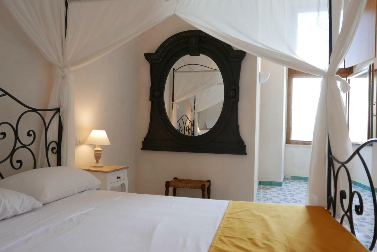 Hotel Torre Dei Borboni 3*
